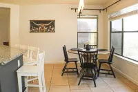 6 Beds/4 Rooms / 2 mt Freeway