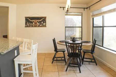 6 Beds/4 Rooms / 2 mt Freeway