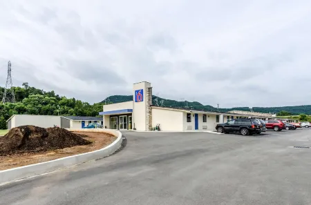 Motel 6 Troutville, VA Отели в г. Ботетот