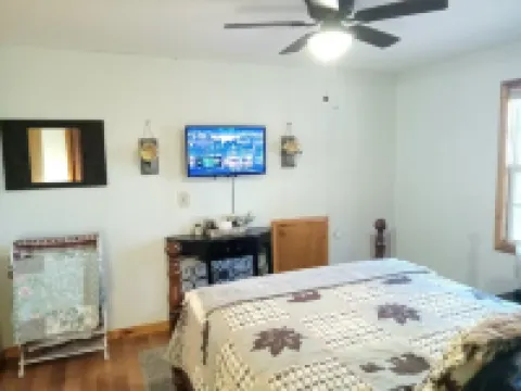 Secluded Magnolia Cabin & Hot Tub