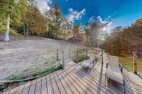 Comfortable, newly remodeled modern 2 bedroom cabin located on Lake Hamilton.