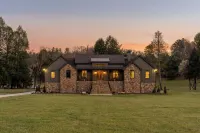 Spacious Home in Appalachian Mountains - Hot Tub, Firepit, on the Tocccoa River!