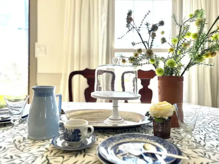 Vintage Vibes - Hot Tub - King Bed - Cottage Abode