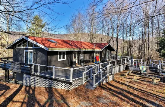 Ski hunter, Indoor pool & sauna .2 miles to slopes