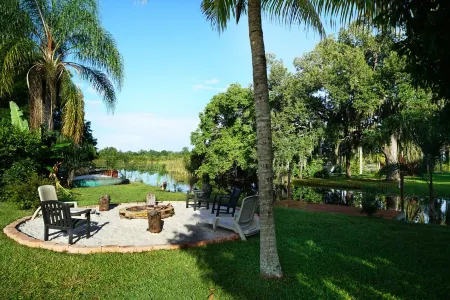 Lake Huntley Oasis: Private Dock - 1/2 Acre - Kayak