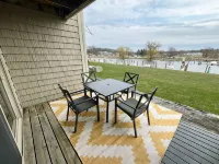 Riverfront Retreat! Walk to Downtown/Near Beaches!