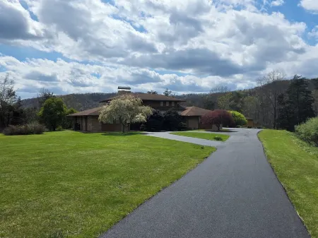 Remodeled mountain home, theater room, minutes from Bluestone and Pipestem Parks