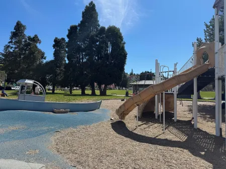 Steps to Alki Beach with Water Views Rooftop deck Отели рядом с достопримечательностью «Алки Пойнт Лайтхаус»