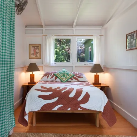 Historic Bungalow On Idyllic White Sand Beach w/ Great Snorkeling! Отели рядом с достопримечательностью «Поле для гольфа "Хапуна"»
