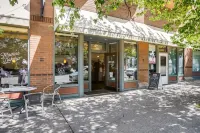 Seattle’s Downtown Gem- w/View, Free Parking, Gym & Pool - Sleeps 6 โรงแรมใน