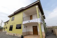 Lovely 5-Bed House Getaway Duplex in Accra Các khách sạn ở Dangme West