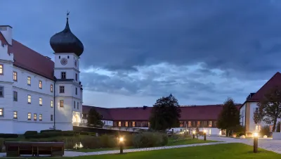 Schloss Hohenkammer Hotels near Kath. Stadtpfarrei St. Johannes Baptist