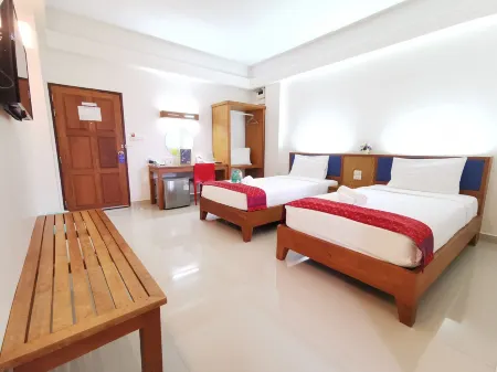 J2 Hotel Отели рядом с достопримечательностью «Wat Don Kaeo»