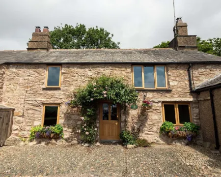 ウェイサイド コテージ ミロムのホテル