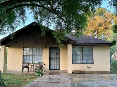 Large home for up to 14 guests in SPACE X city of  Brownsville TX with WiFi & AC Hoteles cerca de Gladys Porter Zoo