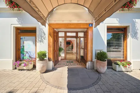 Hotel Kadoor Отели в г. Карловац