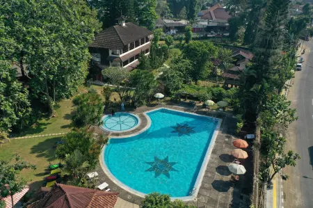 Taman Sari Hotel Dan Resort Отели в г. Cikole