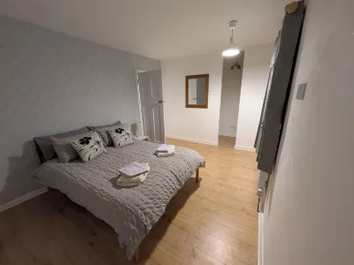 1-Bed Home for 2 Parking Garden & Great Location Hotels in Worcester District