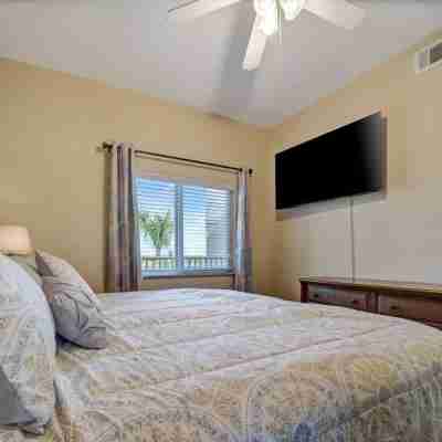Sunlit Bayview Suite Balcony Pool & Hot Tub! Rooms