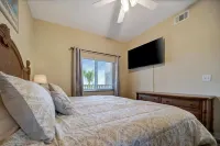 Sunlit Bayview Suite Balcony Pool & Hot Tub! Hotels in Seminole