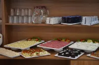 Piyes Otel - Breakfast