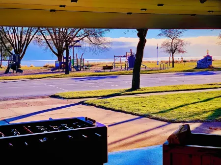 New King Park Beach Lookout Deluxe! 3BR Right at Lake! Отели в г. Sheboygan