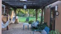 The Oasis: Guesthouse w/ Lush Shared Yard & Hot Tub- Great Location! 칼즈배드 캐번 시티 공항 주변 호텔