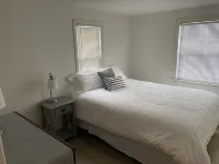 100 ft of private sandy beach on West Bay 3 miles from downtown TC.  Lic#2022-53 Elmwood Charter Township住宿飯店