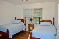 The Sunrise! Close to Wake forest University. 2 King beds. Quiet neighborhood!