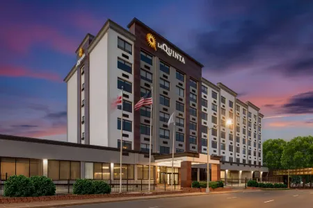 La Quinta Inn & Suites by Wyndham Washington DC-Capital/Noma Отели рядом с достопримечательностью «Смитсоновский Национальный зоологический парк»