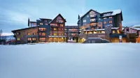 Mountain Views and Luxury Amenities - Stunning Slopeside Retreat