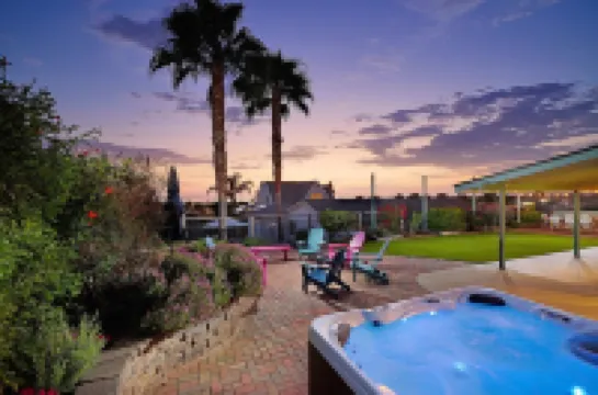 Ocean View and Hot Tub - Exquisite Coastal Retreat