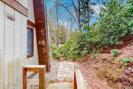 Cute condo with deck & fireplace - snowbird-friendly
