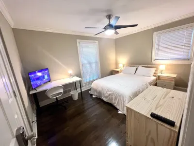 Modern Fresh Remodel 4BR 3Bath 2 En-Suites Super Convenient Sleeps 12 Pets OK! Hotels near Montreal Park