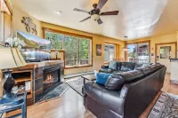 Private Hot Tub and Spacious Living Areas - Stunning Mountain Escape