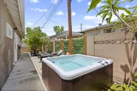 Chic Retreat - Stylist Home Conveniently Equipped-Yard, AC