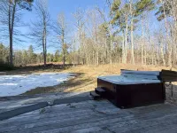 Cozy Gas Fireplace and Relaxing Hot Tub - Serene Retreat