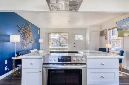 Bright Living Space with Free Parking and Smart TVs - Stunning Getaway