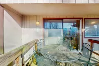 Newly renovated condo w/easy access to ski lodge & private patio