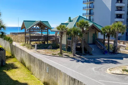 Spacious 2nd-floor condo on Okaloosa Island with Gulf-front pool & fitness room