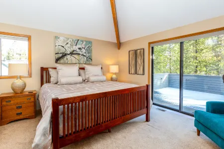 Private Hot Tub and Scenic Trails - Inviting Mountain Retreat