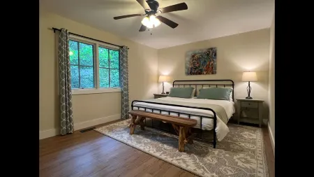 Shady Creek Cabin Отели рядом с достопримечательностью «Fred W. Symmes Chapel»