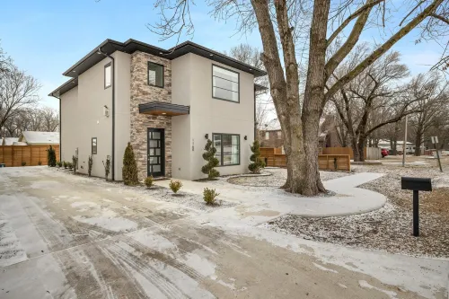 Bike Access and Luxury Amenities - Stunning Mountain Retreat Hotels in Centerton