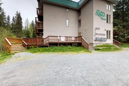 Condo features convenient location near skiing, hiking, biking, & natural beauty Отели рядом с достопримечательностью «Round House Museum»