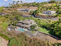 Tropical Oasis with Sparkling Pool and Outdoor Fun - Elegant Retreat