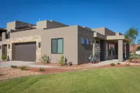 Heated Pool and Pickleball Courts - Stylish Golf Retreat