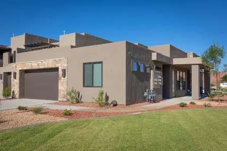 Heated Pool and Pickleball Courts - Stylish Golf Retreat