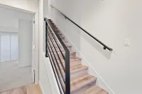 Spacious Three Story Townhouse with Modern Amenities - Inviting Family Retreat 에스페란스 호텔