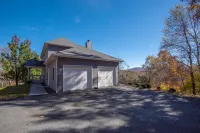 Hot Tub and Expansive Views - Stunning Mountain Haven