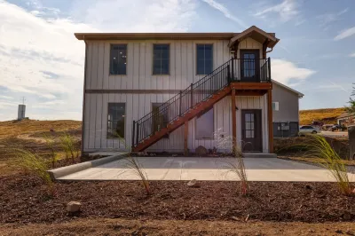 Smart Home with Full Kitchen and Spacious Living Room - Elegant Modern Retreat Peter D's RV Park附近的飯店